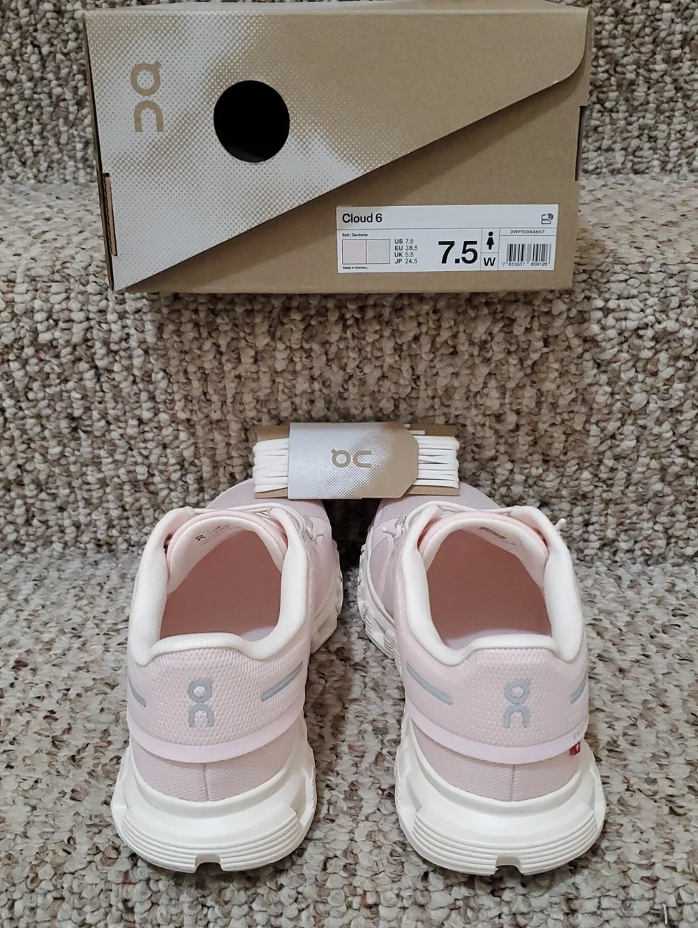 On Running Women's Cloud 6 Shoes in Salt/Gardenia, Size 7.5